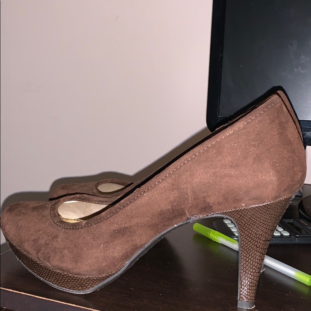 Woman’s Brown Suede Heels